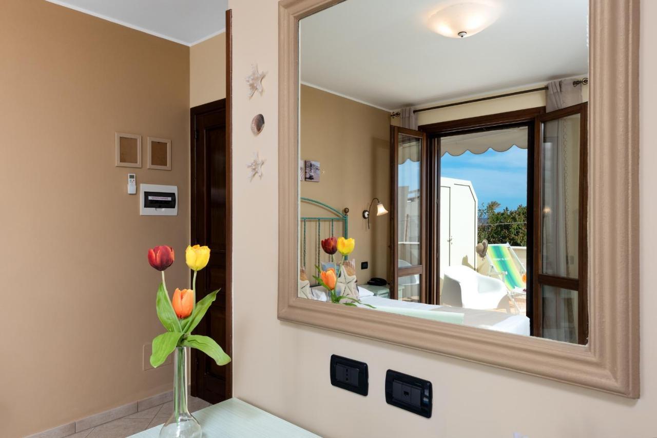 Hotel Baia Di Venere 산비토로카포 외부 사진